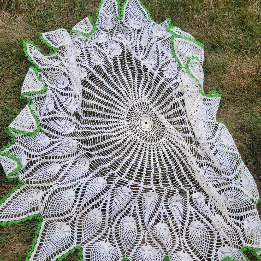 Handmade Lacey Large Crochet Doily Pineapple Leaf Green Trim ~ Vtg ~ Table Cover